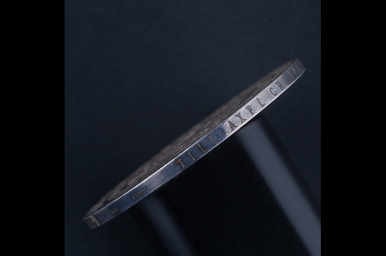 Minnesmedalj, Artur
Hazelius medalj, tilldelad Axel Cronquist 1928, kanten med
inskription: TILL AXEL CRONQUIST MED TACK FRÅN NORDISKA MUSEET 30 NOVEMBER 1928. Foto:
Malmö Museer.