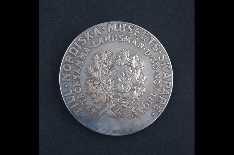 Minnesmedalj, Artur Hazelius medalj, tilldelad Axel Cronquist
1928, baksida. Foto: Malmö Museer.