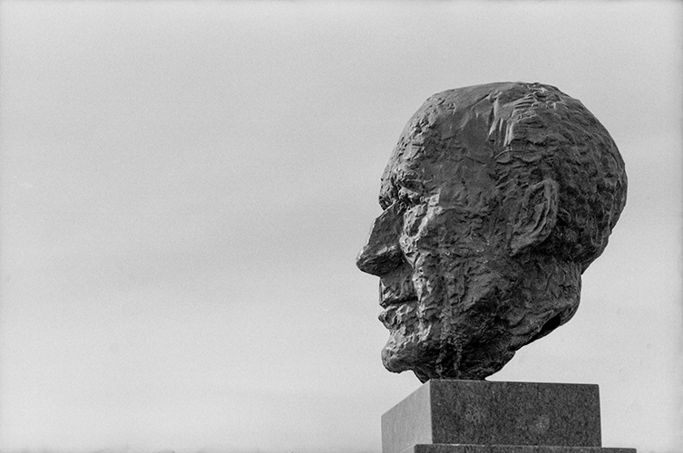 Porträtt av Eric Persson (1898 –1984) av Arne Jones 1975. Offentlig
konst i Malmö stad 1980. Foto: Lajos Varhegyi / Malmö Museer.