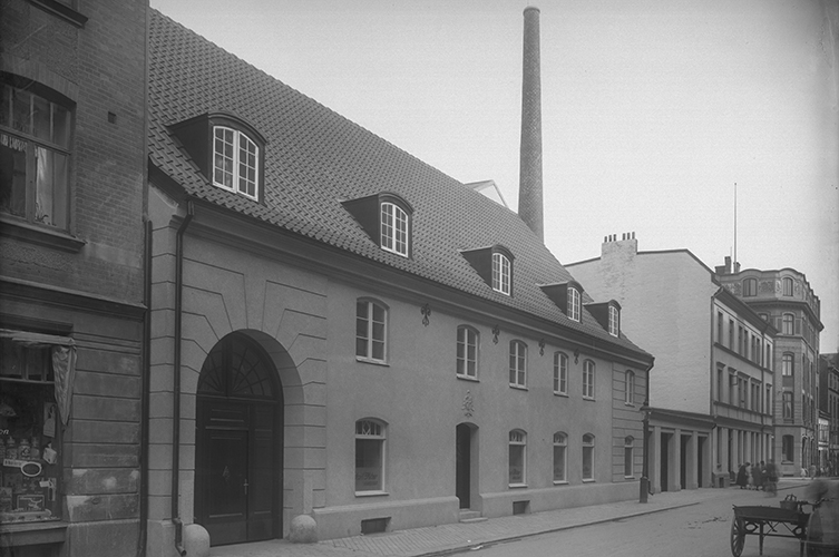 Äldre fotografi på en liten, äldre industribyggnad.