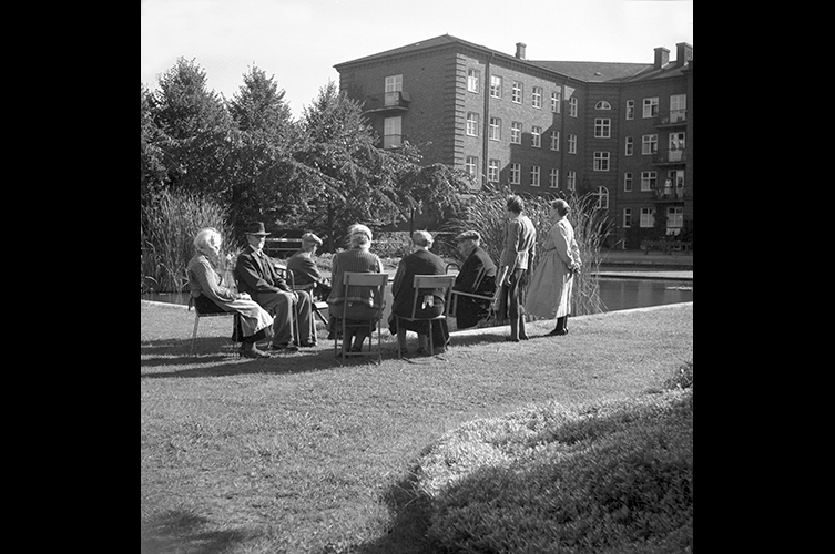 Pensionärer på ålderdomshemmets gård. Foto: Gunnar Lundh / Malmö Museer.