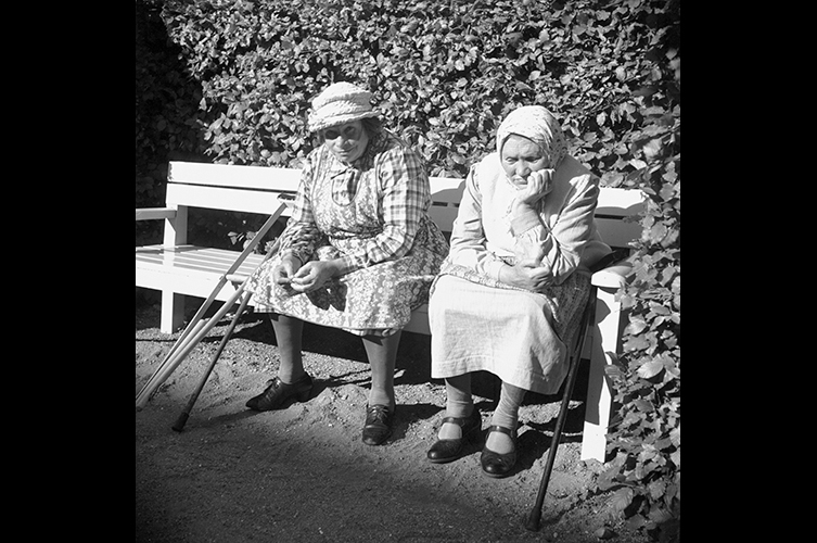 Pensionärer på ålderdomshemmets gård. Foto: Gunnar Lundh / Malmö Museer.