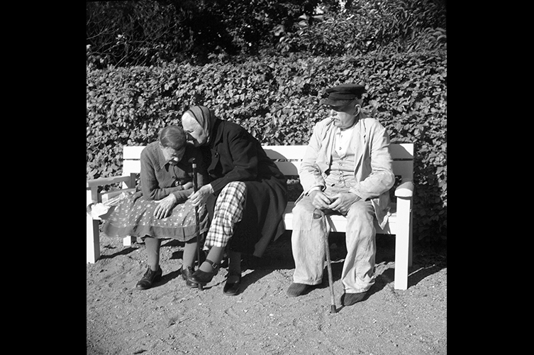 Pensionärer på ålderdomshemmets gård. Foto: Gunnar Lundh / Malmö Museer.