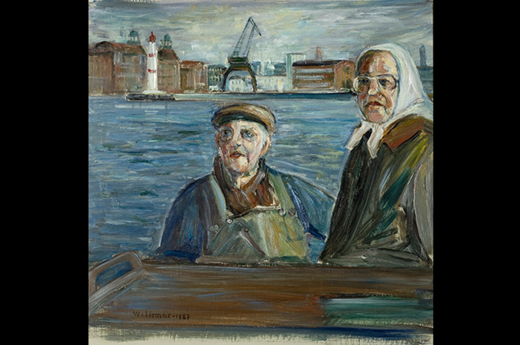 I förgrunden syns fiskare Bröns med fru i sin båt på väg ut till havs
för att vittja nät. I bakgrunden syns Malmö hamn med byggnaderna längs
Skeppsbrokajen, Yttre fyren, samt hamnkran och varvsbyggnad på Kockumsområdet.
Foto: Åke Waldemar Larsson / avfotograferad av Vladimira Tabáková / Malmö
museum.