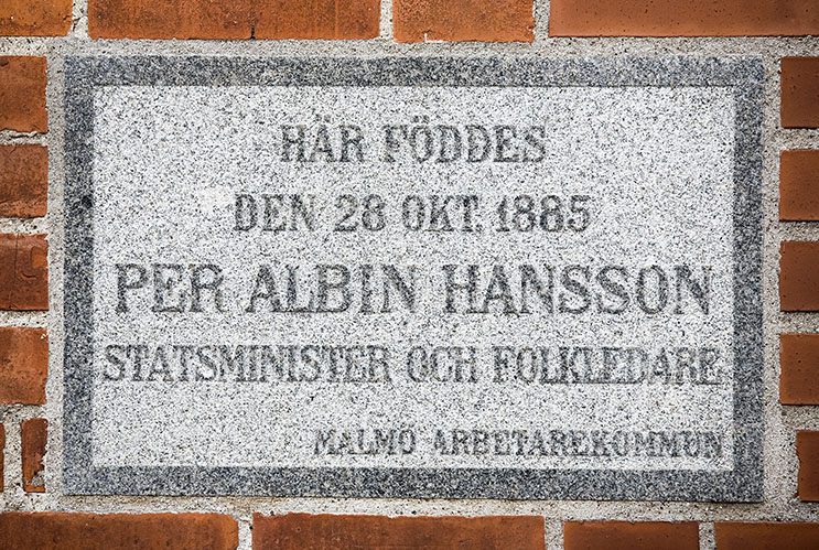 Fotografi på minnesplatta med texten "Här föddes den 28 oktober 1885 Per Albin Hansson. Stadsminister och folkledare. Malmö Arbetarekommun"
