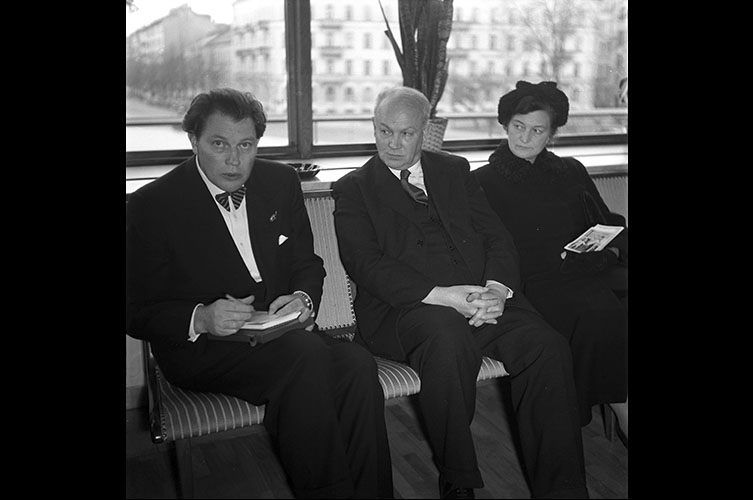 Stadsteaterns foajé, sittande: Harry Martinsson, statsministern Per
Albin Hansson med fru Aina. Foto: Gunnar Lundh / Malmö Museer.
