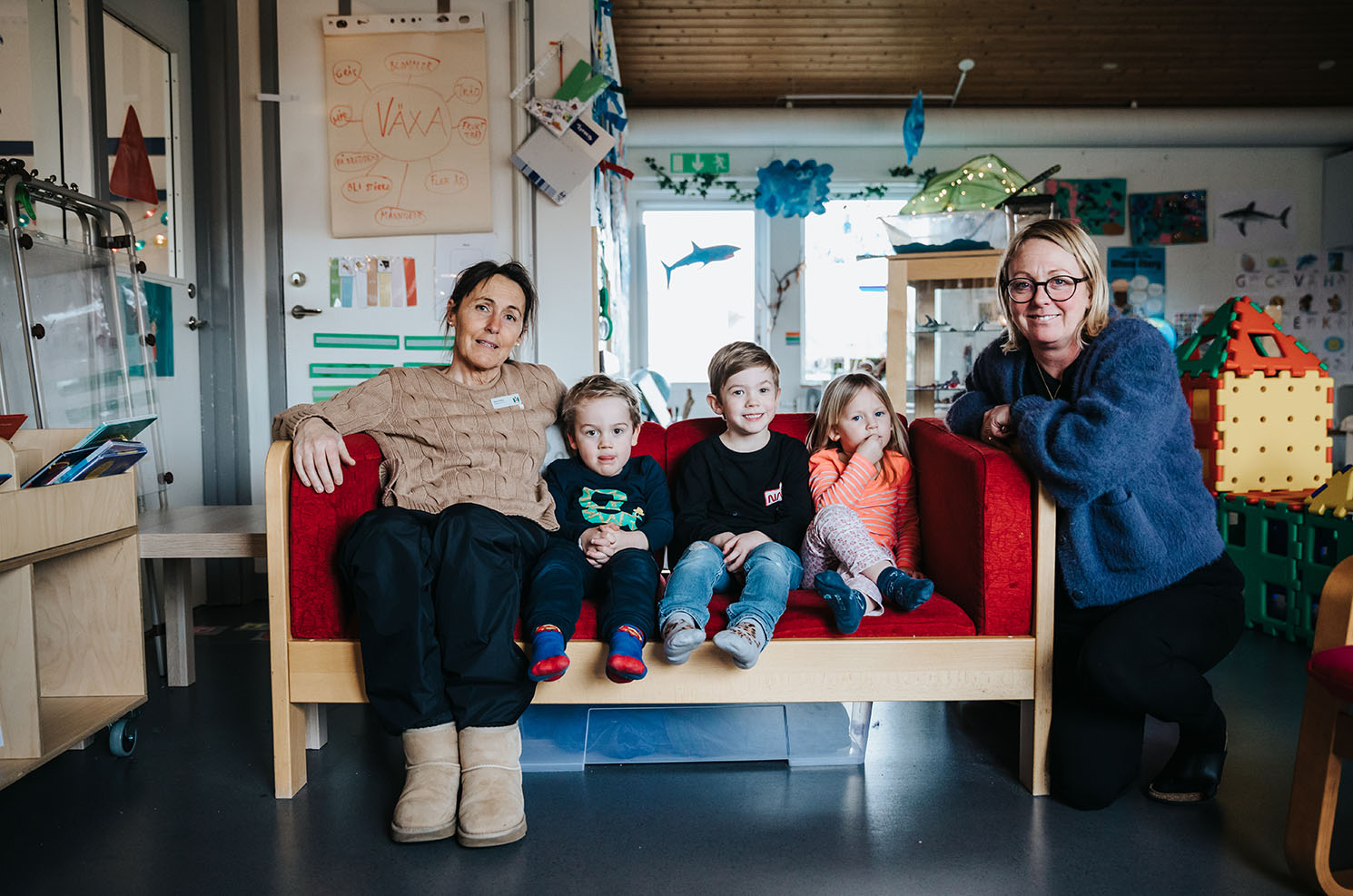 Maria Friberg, biträdande rektor, och Helén Holmquist, barnskötare, tillsammans med Malte, 3 år, Sigvard, 4, och Peg, 3, på Skutans förskola.