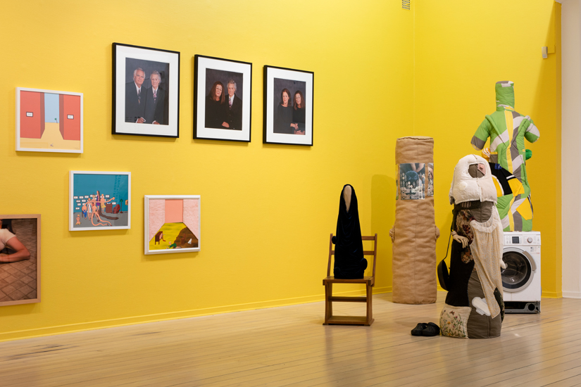 Utställningsvy som visar flera olika konstverk i utställningen då den visades på Malmö Konstmuseum. 