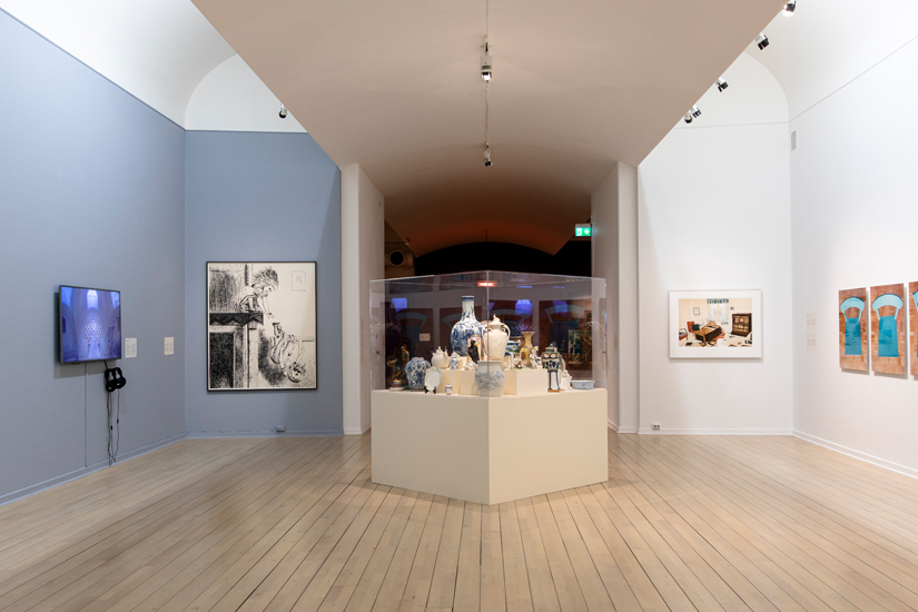 Utställningsvy som visar flera olika konstverk i utställningen då den visades på Malmö Konstmuseum. 
