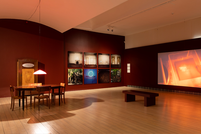 Utställningsvy som visar flera olika konstverk i utställningen då den visades på Malmö Konstmuseum. 