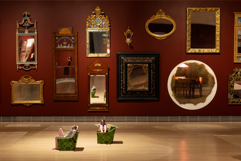 Utställningsvy som visar flera olika konstverk i utställningen då den visades på Malmö Konstmuseum. 