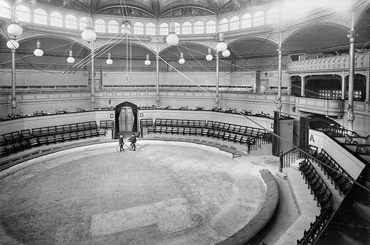 Äldre fotografi på hippodromen, en rundad läktare med stor cirkel i mitten.