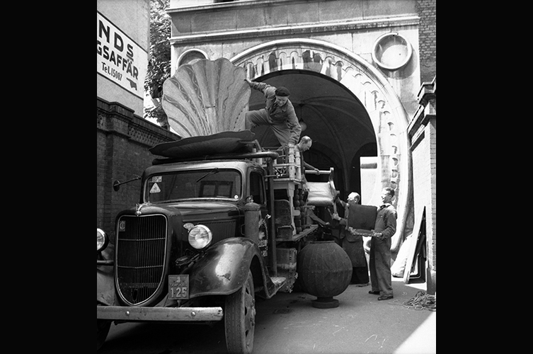 Stor lastbil i den lilla gränden utanför teateringången. 