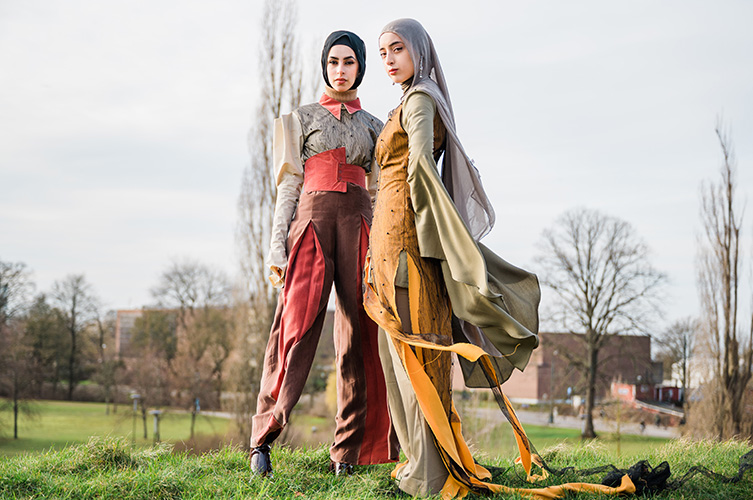 Bildspel med fotografier på designers och modeller som har på sig de olika plaggen, fotona är tagna bland anant i Slottsparken utanför museet.