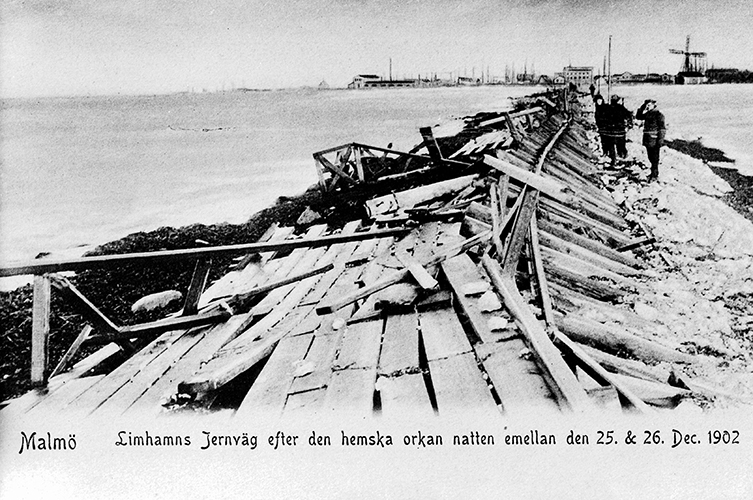 Gammalt svartvitt vykort som visar Limhamns järnväg helt förstörd efter orkanen 25 december 1902. 