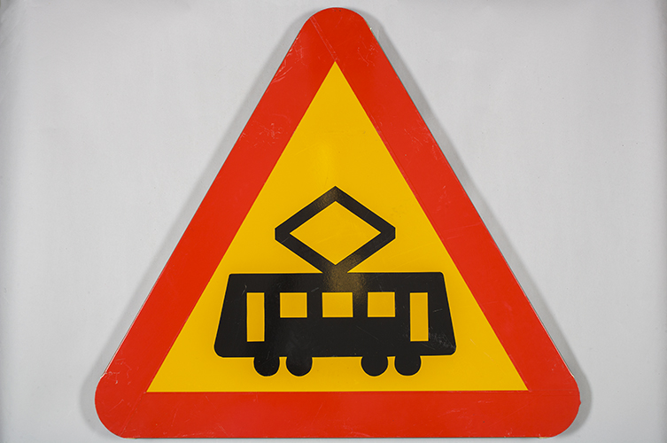 Vägmärke. Varningsmärke för spårvagn. Foto: Vladimira Tabáková / Malmö museum.