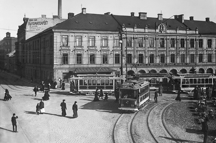 Café och restaurang Stadt Hamburg. Gustaf Adolfs Torg 2, spårvagnar, 1909. Foto: Viktor Roikjer / Malmö Museer 