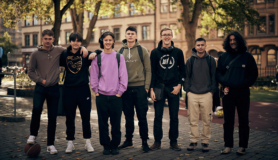 Glada killar på skolgården