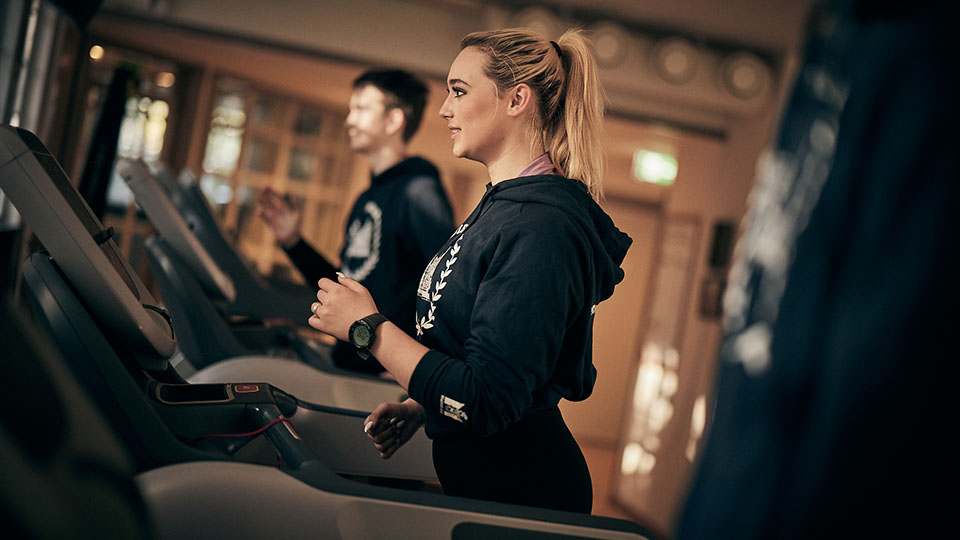 Två elever tränar i skolans gym.
