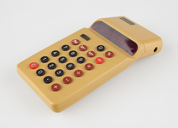 Fotografi på en gul miniräknare.