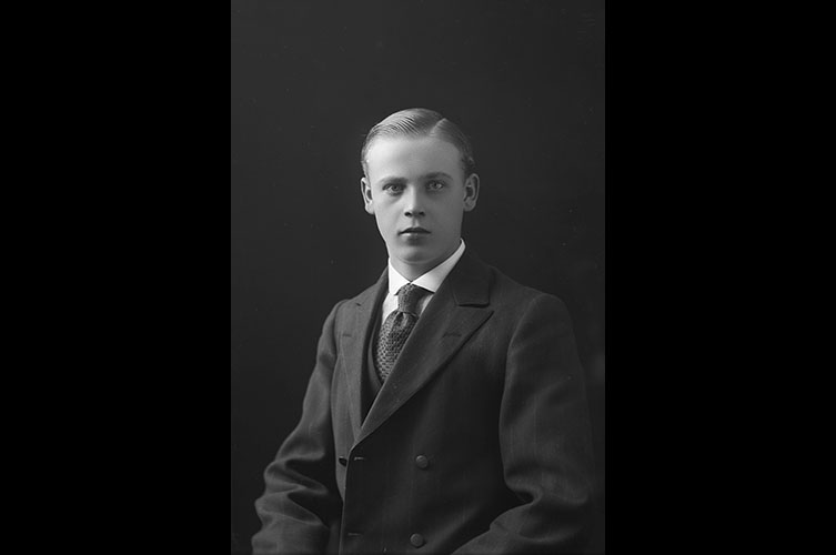 Porträtt i halvfigur av Edv. Jönsson vid Malmö-Automaten.1909-10-05. Foto:
Axel Sjöberg / Malmö museum.