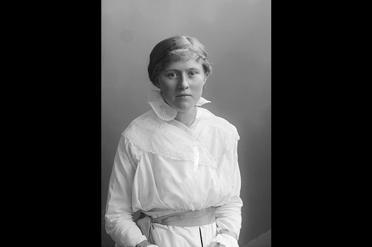 Porträtt i halvfigur av Gerda Svensson vid automatrestaurangen
Smörgås-Buffén. 1916-08-02. Foto: Axel Sjöberg / Malmö museum.