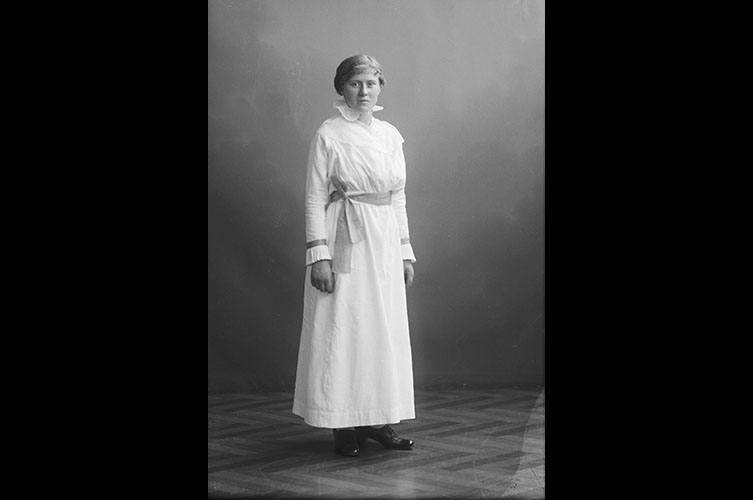 Porträtt i helfigur av Gerda Svensson vid automatrestaurangen
Smörgås-Buffén. 1916-08-02. Foto: Axel Sjöberg / Malmö
museum.