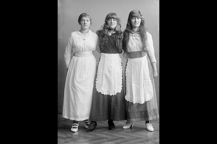 Historisk porträttbild i helfigur av Maja Fernström och två andra, okända, kvinnor. Samtliga personer bär tidstypiska kläder från 1920-talet.