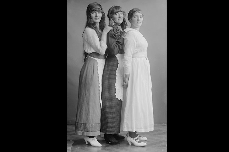 Porträtt i helfigur av Maja Fernström vid automatrestaurangen Wega, med
okänt sällskap. 1916-06-25 Foto: Axel Sjöberg / Malmö museum.