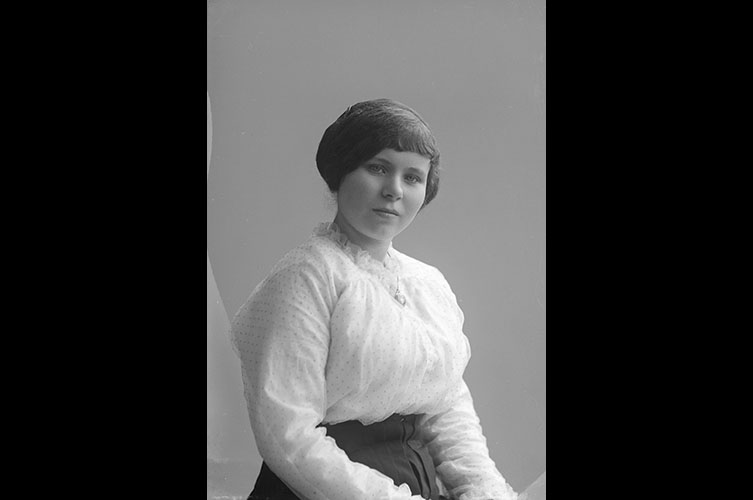 Porträtt i halvfigur av Anna Karlsson vid automatrestaurangen Wega.
1916-03-05 Foto: Axel Sjöberg / Malmö museum.