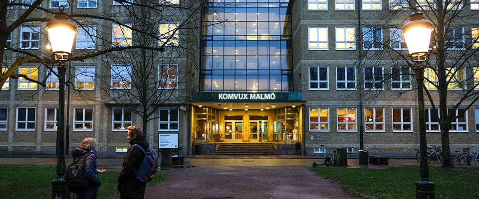 Skolbyggnad på
Kungsgatan i skymningstid.