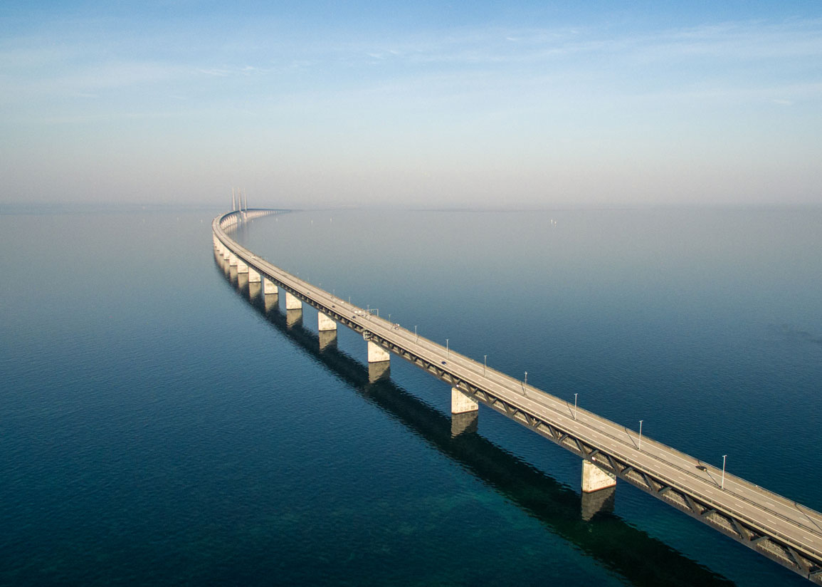 Öresundsbron från Malmö mot Danmark en solig dag med dis.