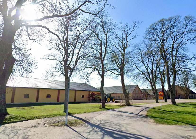 Fredriksbergs gård i Malmö, vy från Djurhagegatan en vårdag innan träden slagit ut.