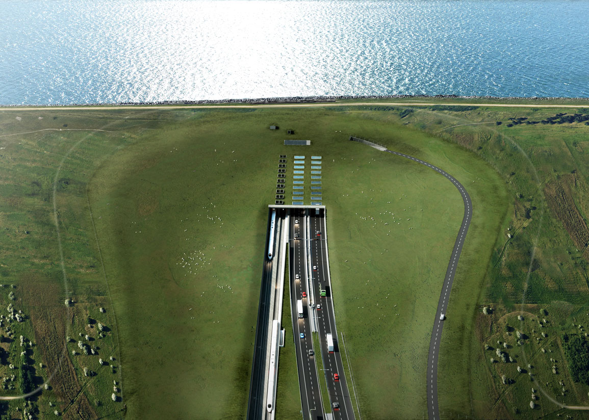 Visiionsbild över det nya portalområdet i Danmark för den fasta förbindelsen till och från Tyskland över Fehmarn-Bält. Stora grönytor omger in- och utfart till den nya tunneln för tåg, persontrafik och godstrafik som går under havet mellan länderna.
