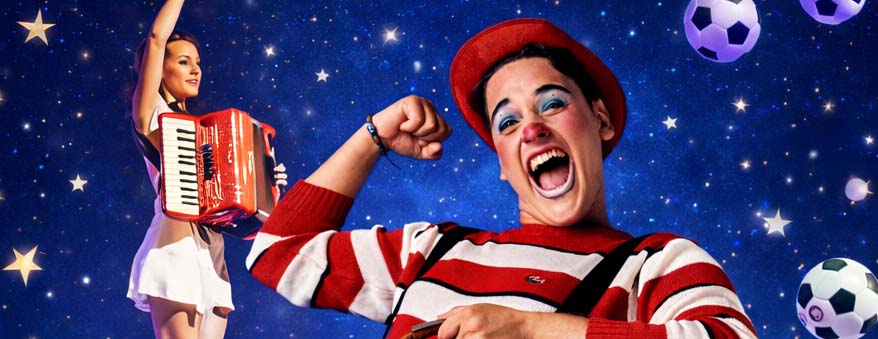En clown och en kvinna med dragspel.