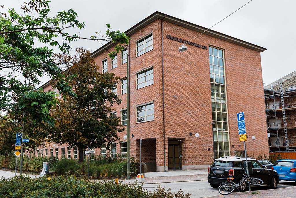 Huvudentrén på Fågelbacksskolan.