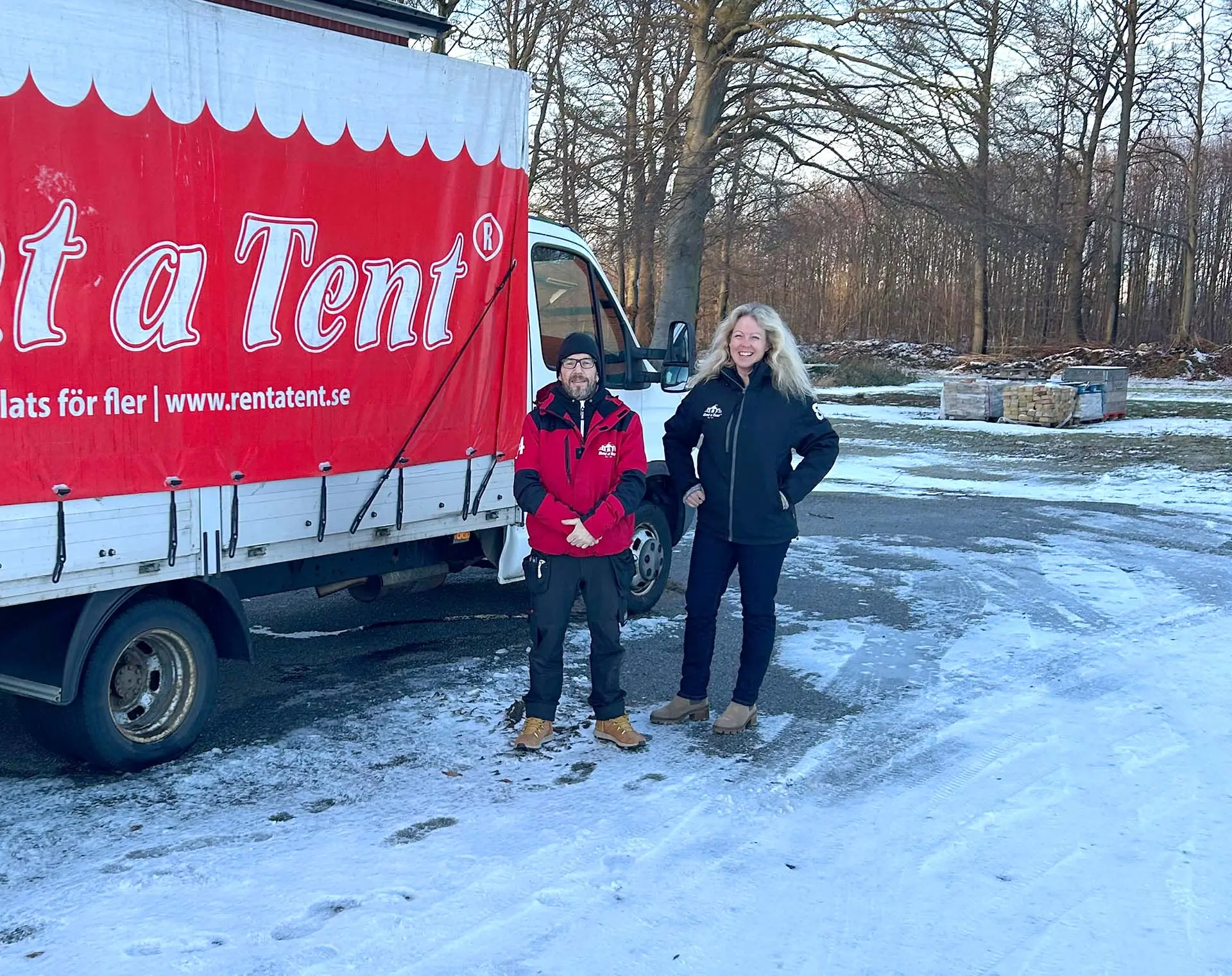 Samuel Olsson, som handleder praktikanter från Ung i sommar,
och Cecilia Sjöberg, personalansvarig på Rent a Tent.