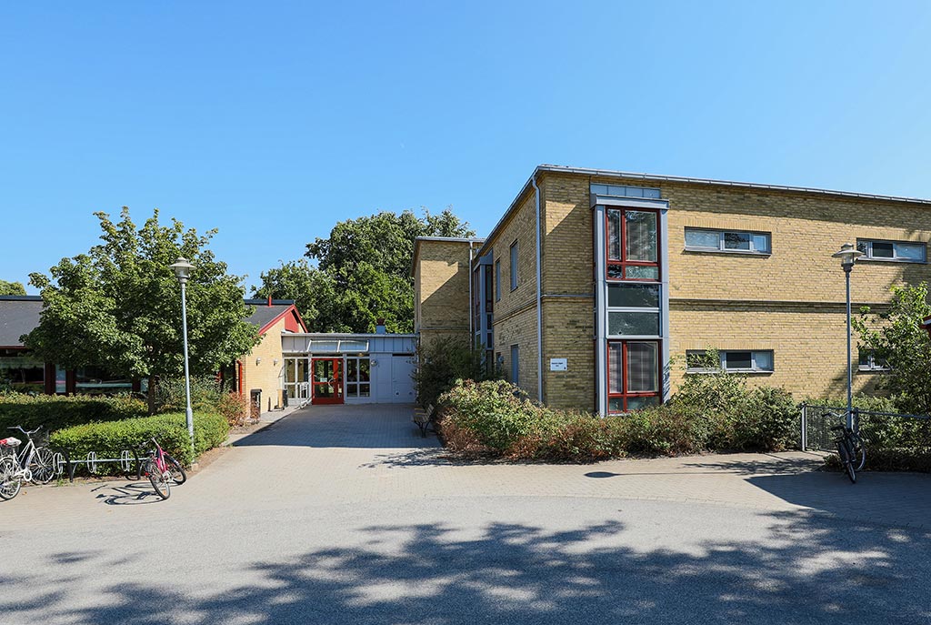 Huset fasad är omringat av
buskar, det ger huset liv.