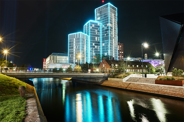 Hela Malmö Live-byggnaden i centrala Malmö lyses upp i ett blått sken.