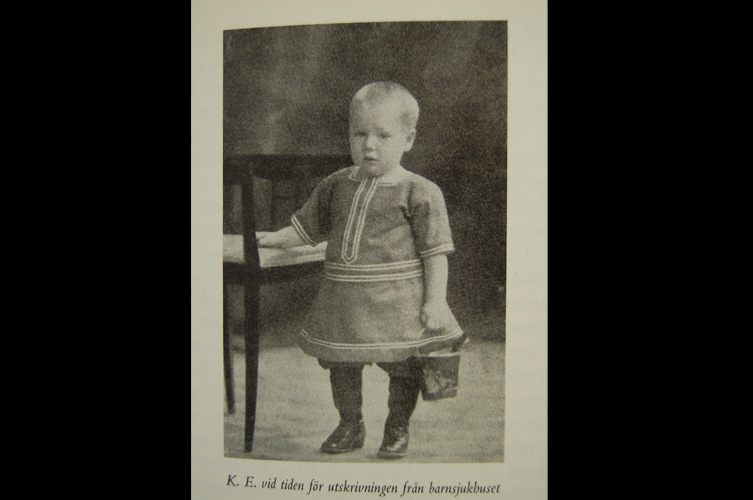 Samma barn, återställd och med ett friskt utseende efter vård på barnsjukhuset.