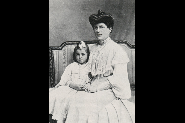 Emma Ahlqvist Levin med sin fosterdotter Helen.