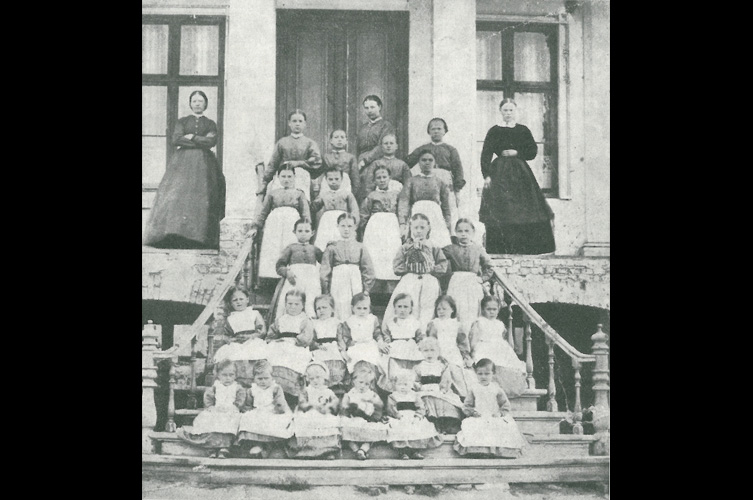 Barnen på barnhemmet 1872. Emma är en av flickorna.