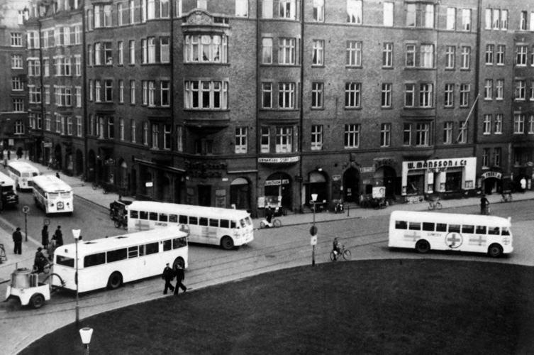 Triangeln i Malmö. Vanliga stadsbussar målades också vita för att transportera flyktingar från tyska gränsen till olika förläggningar i Malmö. ©Bilder i Syd AB