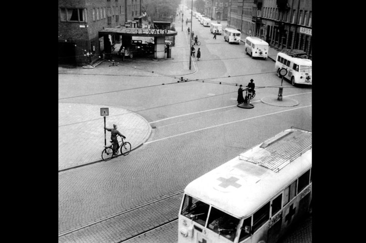 Drottninggatan / Södra Förstadsgatan i Malmö. Troligen 2 maj 1945. Räddningsaktionen avslutas. De vita bussarna är på väg till Hässleholm för avrustning. ©Bilder i Syd AB