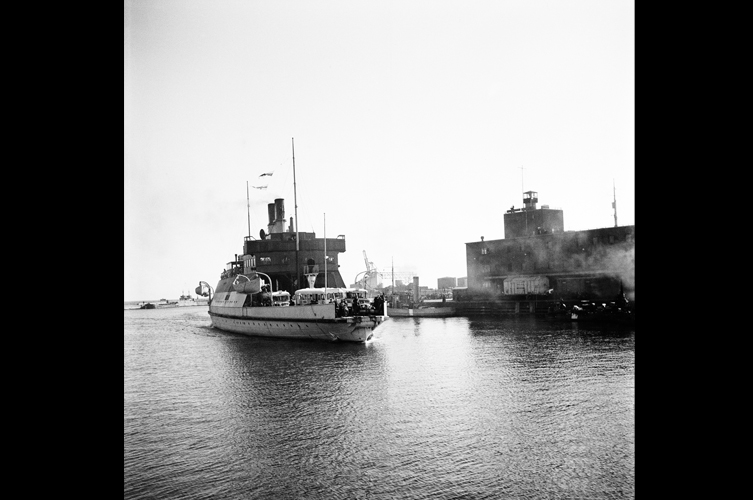 Transport av flyktingar på båtfärjan mellan Köpenhamn och Malmö. Foto: KW Gullers©Nordiska museet