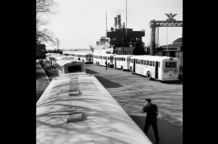 Avlastning av flyktingar vid Tågfärjestationen i Malmö. Foto: KW Gullers©Nordiska museet