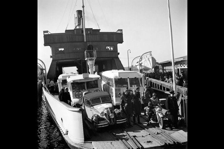 Transport av flyktingar på båtfärjan mellan Köpenhamn och Malmö. Foto: KW Gullers©Nordiska museet