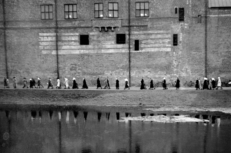 Vitmålade stadsbussar lämnar av nyanlända flyktingar utanför Malmö Museum. Foto: ©Inez Nilsson privata samling. Tillhör Malmö Stadsarkiv.