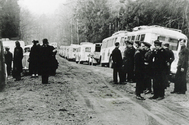 Transport av danska fångar till koncentrationslägret Nuengamme med de Vita bussarna. Foto: ©Röda korsets arkiv
