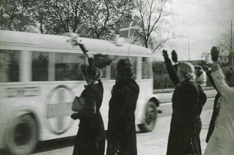 På väg genom Danmark med frigivna fångar. Foto: ©Röda korsets arkiv.